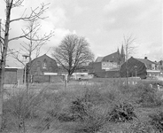 880561 Gezicht op braakliggende terreinen aan het Zwartewater te Utrecht, met op de achtergrond de St.-Josephkerk (Draaiweg).